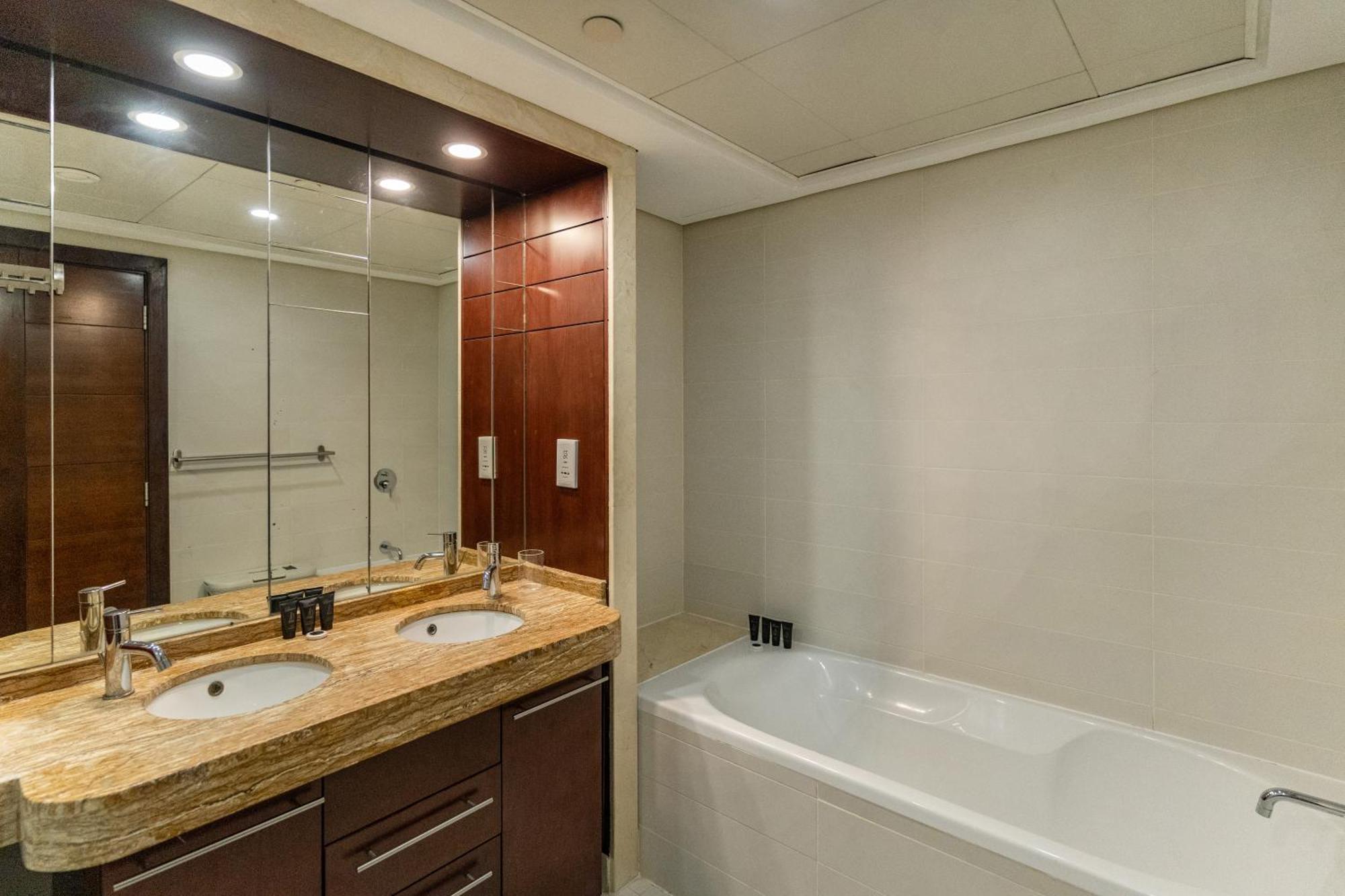 Chic 2Br Apartment, Prime Location Near Dubai Mall - Allsopp&Allsopp Dış mekan fotoğraf